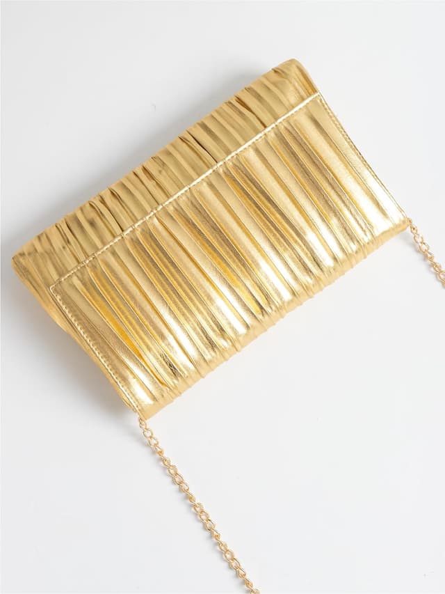 Detalle de BABEYOND pleated flap clutch bag with chain for evening, weddings and parties