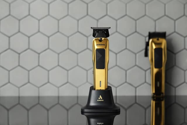 Detalle de Andis 562119 Phenom Professional Cord/Cordless Lithium-ion Beard & Hair Trimmer with Charging Stand (Gold)