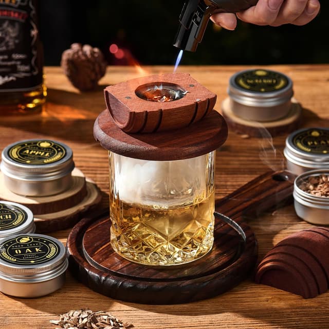 Detalle 2 de ComboJoy Whiskey Smoker Kit with Torch (No Butane) – Cocktail Smoker Infuser, 6 Wood Chip Flavours, 2 Glasses & Ice Ball Moulds