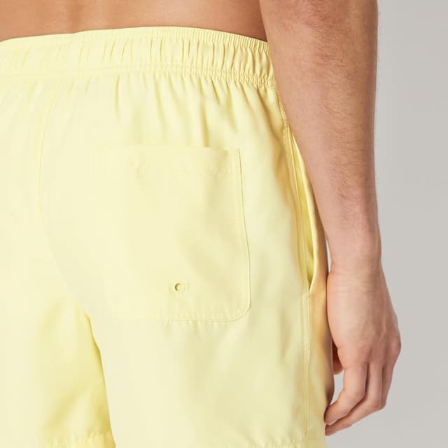 Detalle de Amazon Essentials men’s swimming trunks with mesh lining, pockets and drawstring closure