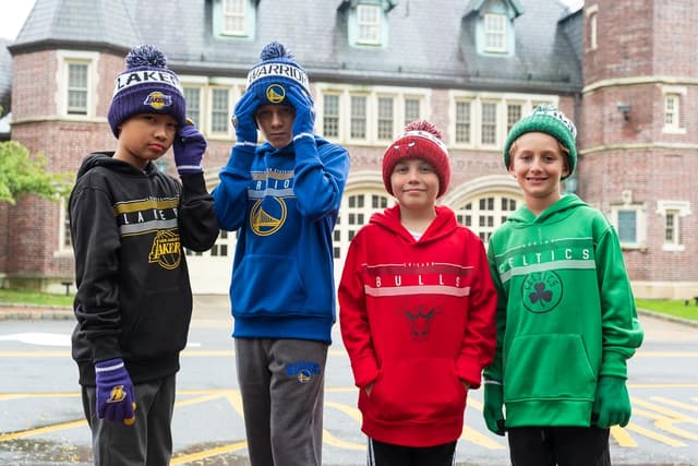 Detalle 2 de Ultra Game Youth NBA Official Super Soft Winter Beanie with Touch Screen Gloves