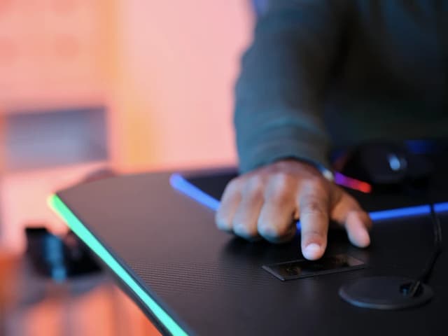 Thumbnail 11 de Trust GXT709 Luminus RGB Gaming-Schreibtisch (120 x 60 cm) in Schwarz