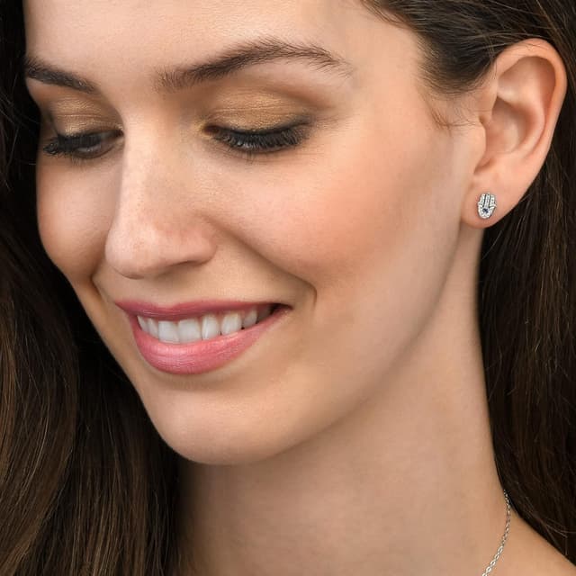 Detalle de Diamond Treats orecchini a lobo Mano di Fatima in argento 925 con zirconi