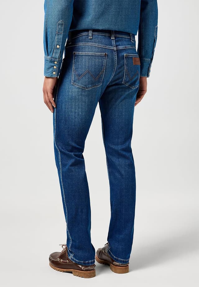 Detalle de Wrangler Greensboro Regular Fit Straight Jeans (Medium Stretch) W30–W42