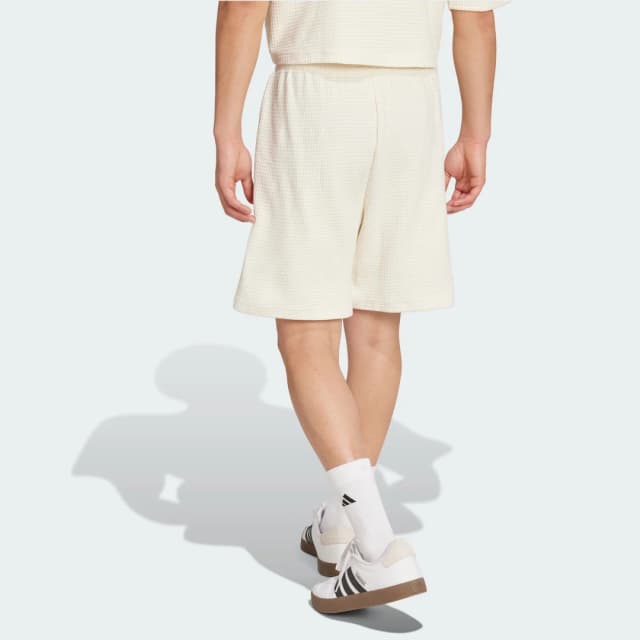 Detalle 2 de Adidas ALL SZN pantalón corto de punto waffle de 18 cm en color blanco