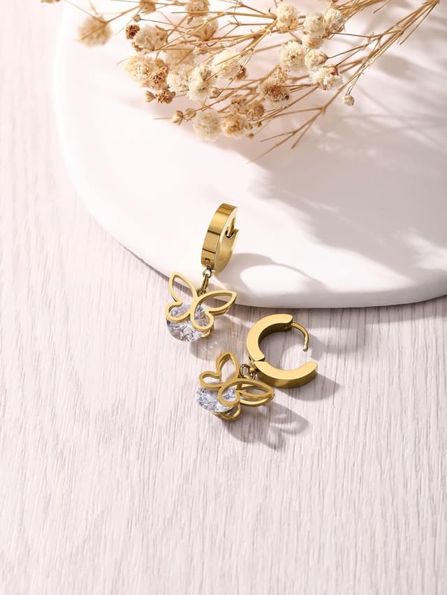 Detalle 2 de PiercingJak Schmetterling Ohrringe aus Gold-Edelstahl mit Zirkonia – Creolen mit Anhänger für Damen