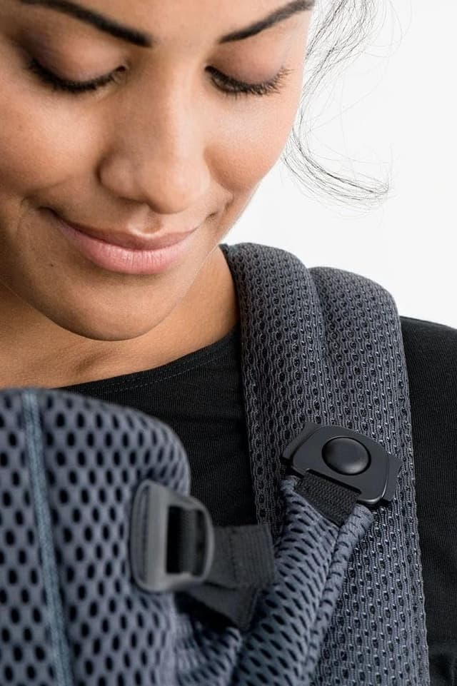Detalle 2 de BabyBjörn Baby Carrier Move in 3D Mesh (Anthracite) for newborn to ~15 months