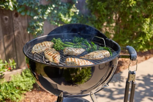 Detalle 2 de Weber Original Kettle 47 cm Schwarz – Holzkohlegrill für direktes & indirektes Grillen