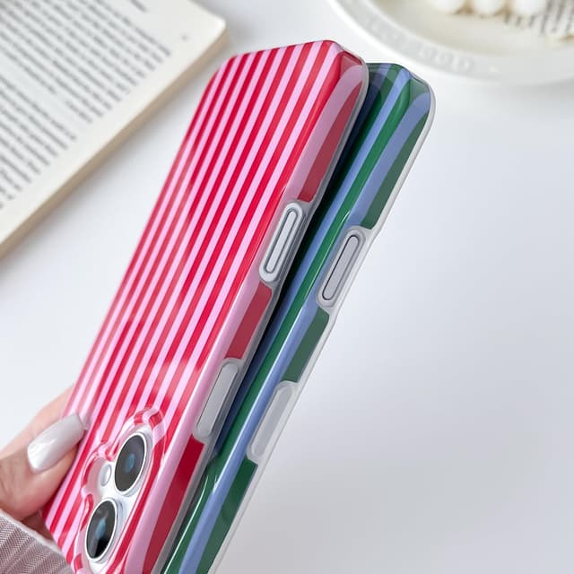 Detalle 2 de SmoBea iPhone 17 striped case in soft TPU (pink) – slim, shockproof-style cover