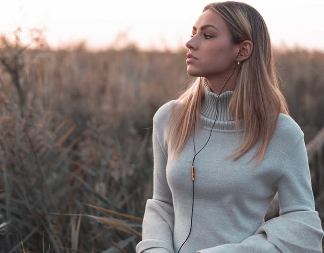 Detalle de LUDOS Ultra Wired Earbuds (In-Ear) with Microphone — Noise Isolating, Memory Foam Tips, 5-Year Warranty, Gold