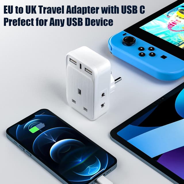 Detalle de UK to European Plug Adaptor with 3 USB Ports (incl. 20W USB-C) and Shaver Adapters for Type E/F travel
