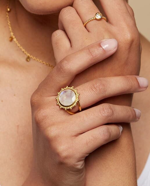 Detalle 2 de Satya Jewelry Anillo Luna Lena con piedra luna 🌙