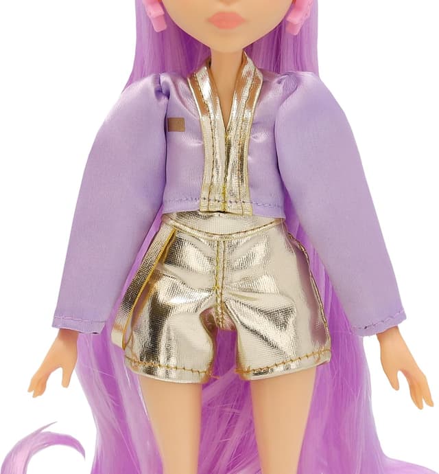 Detalle 2 de K-POP IDOL Nari bambola con stile K-Pop, capelli lavanda e 3 accessori per outfit (3+)