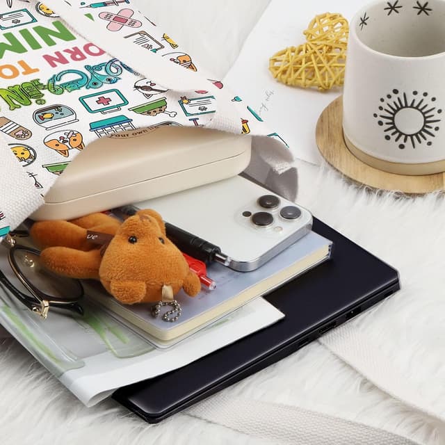 Detalle de LEVLO Veterinarian Cosmetic Bag – cotton canvas zip pouch with “Born to Save Animals” print