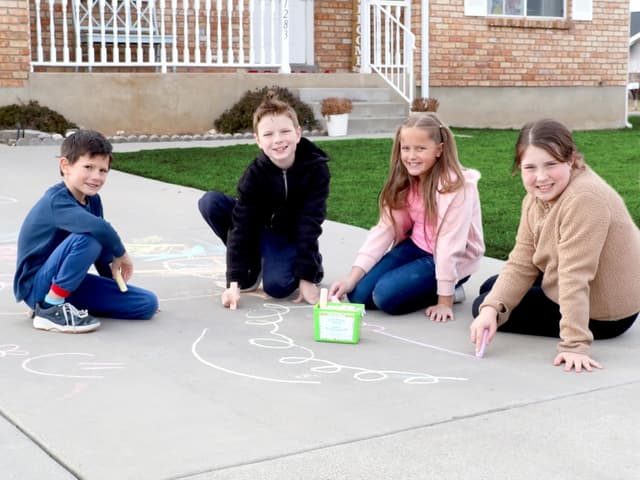 Thumbnail 6 de Kid Made Modern Non-Toxic Sidewalk Chalk Bucket (24 Count) — Washable Colored Chalk for Kids’ Outdoor Play