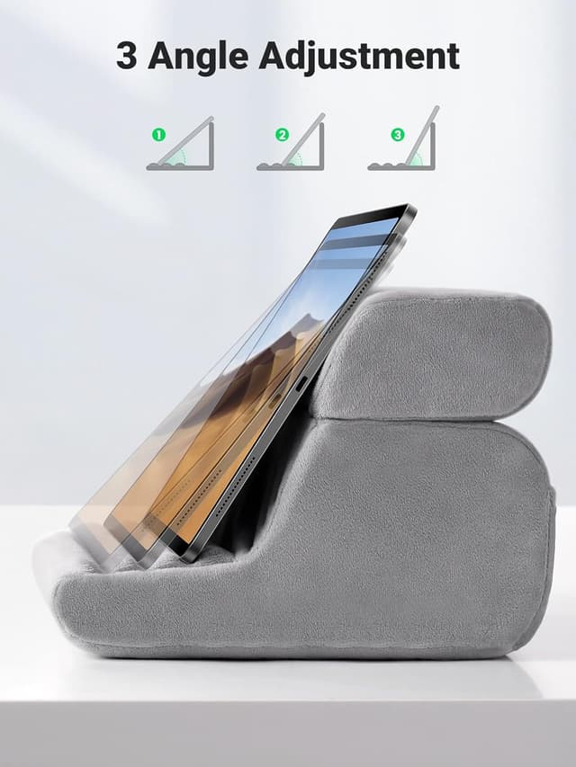 Detalle 2 de UGREEN Soft iPad Cushion Tablet Pillow Stand (Gray) with 3-Stage Viewing Angles