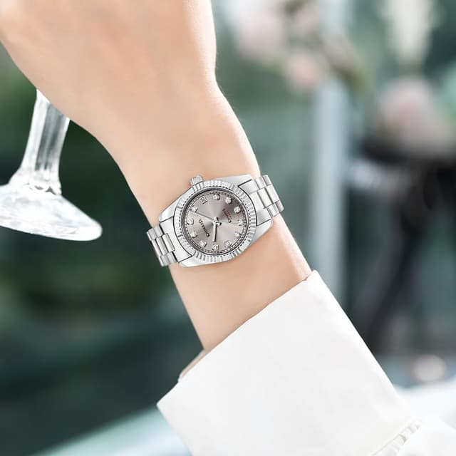 Detalle 2 de KNISKRED Montre classique femme à cristaux et bracelet en acier inoxydable