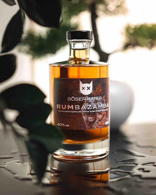 Detalle 2 de RUMbazamba Böser Kater Caramel-Toffee Rumbazamba, 0,5 l mit 40% vol – handgemacht in kleiner Auflage
