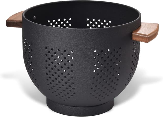 Detalle de Metal Colander with Wood Handle and Stable Base (5.5 Quart, Matte Black) — Powder-Coated Steel Kitchen Strainer