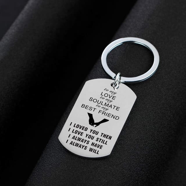 Detalle 2 de MADHAHEFU “To My Love” couple keyring set with stainless steel charm and velvet gift bag