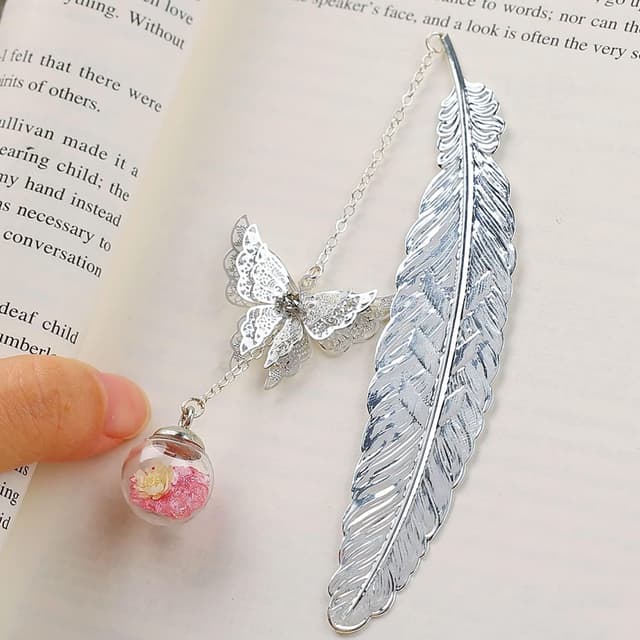 Detalle 2 de Toirxarn Copper Metal Feather Bookmark with Butterfly Charm — Gift Boxed Reading Aid for Book Lovers