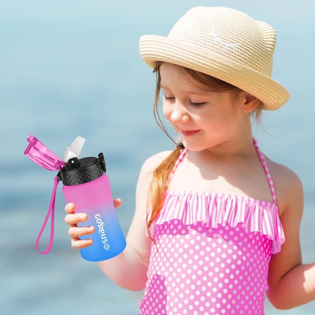 Detalle de GOPPUS 350ml/12oz Kids Straw Water Bottle with Flip Top Lid, Strap & Time Marking (BPA-free, Rose Blue)