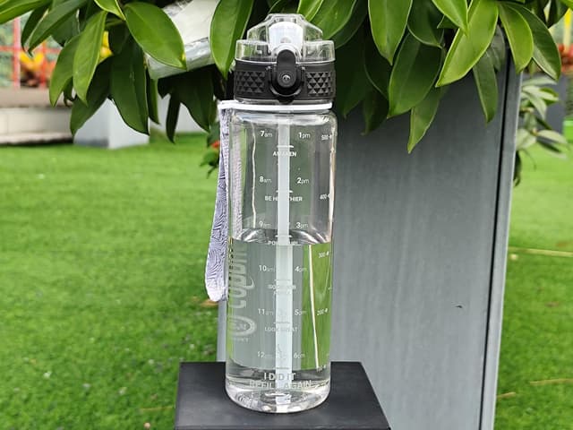 Detalle de GOPPUS 500ml Kids Water Bottle with Straw, Flip Top Lid & Time Markings (BPA-free Tritan)