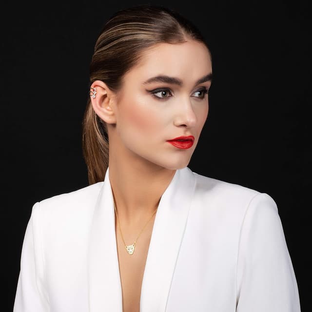 Detalle 2 de Collier namana Panthère : chaîne et pendentif en laiton plaqué or, finition mate