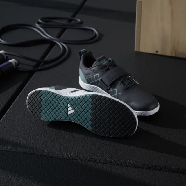 Detalle de Adidas The Total: zapatilla de halterofilia negra para entrenar con estabilidad