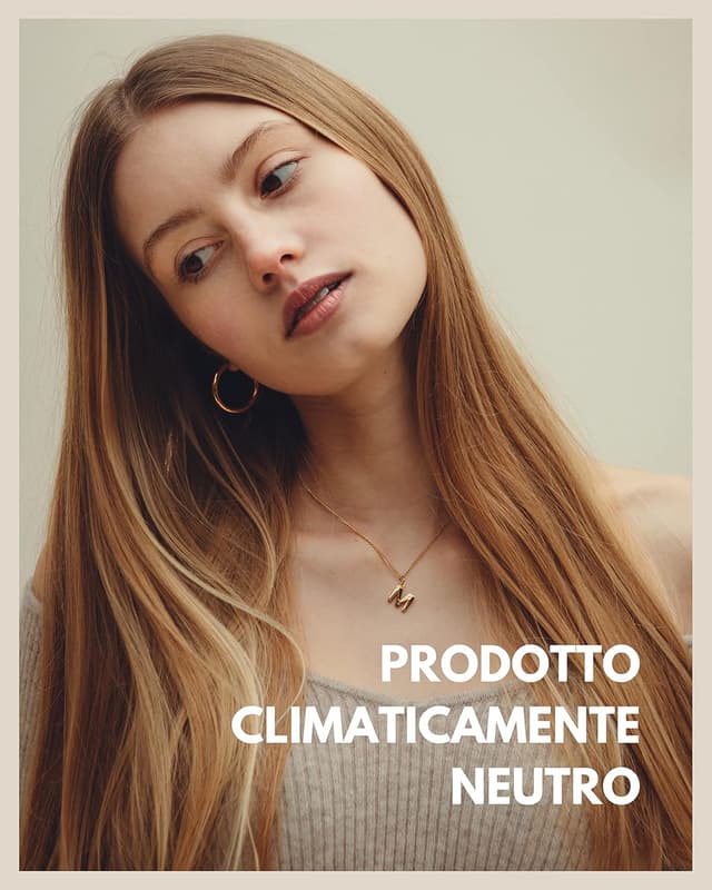 Detalle 2 de GD GOOD.designs EST. 2015 collana con lettere in oro 18 carati, resistente all’acqua (A-Z)