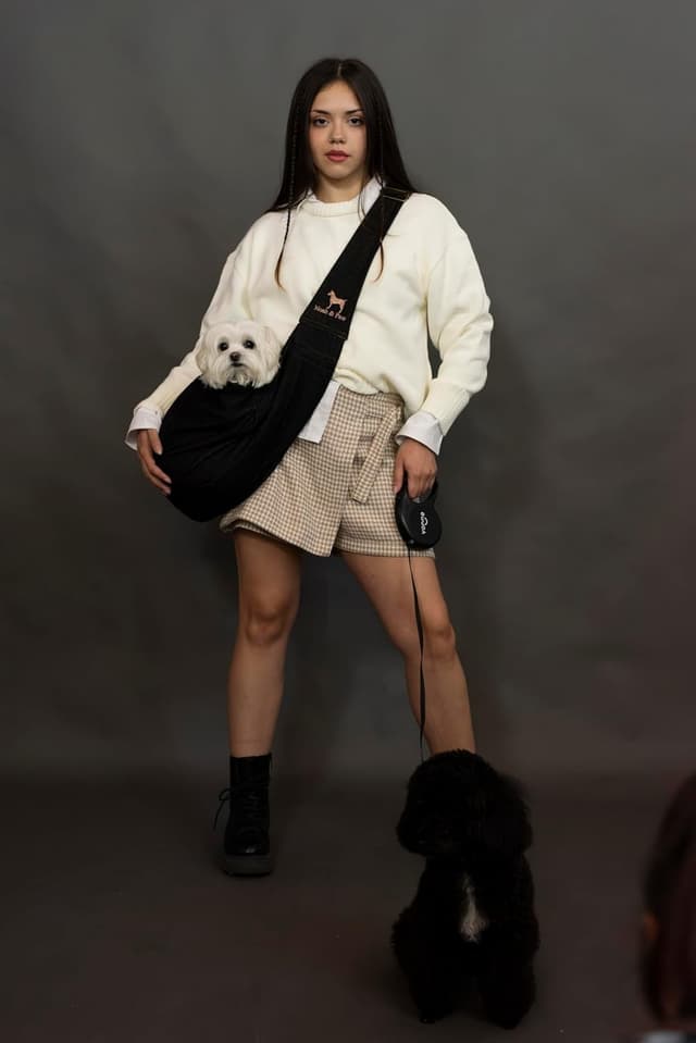 Detalle 2 de Noah & Paw dog sling carrier (denim) for small dogs 5–18lb and cats