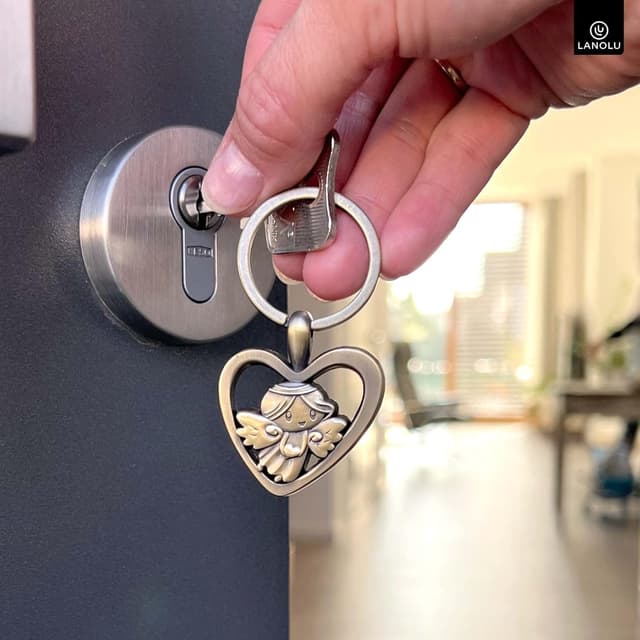 Detalle de LANOLU Schutzengel Schlüsselanhänger Engel als Glücksbringer für Auto, Motorrad & Fahrrad – mit Platz für Gravur