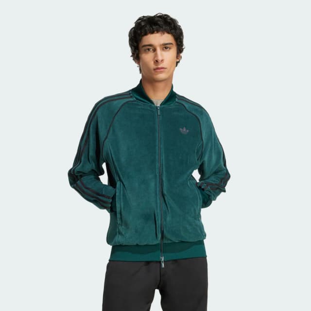Detalle de Chaqueta deportiva Adidas SST Adicolor de tejido aterciopelado en verde