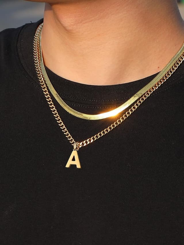 Detalle de Esmoly collana uomo a strati in acciaio 316L con catena cubana e spiga, lettere A–Z (argento/oro/nero)