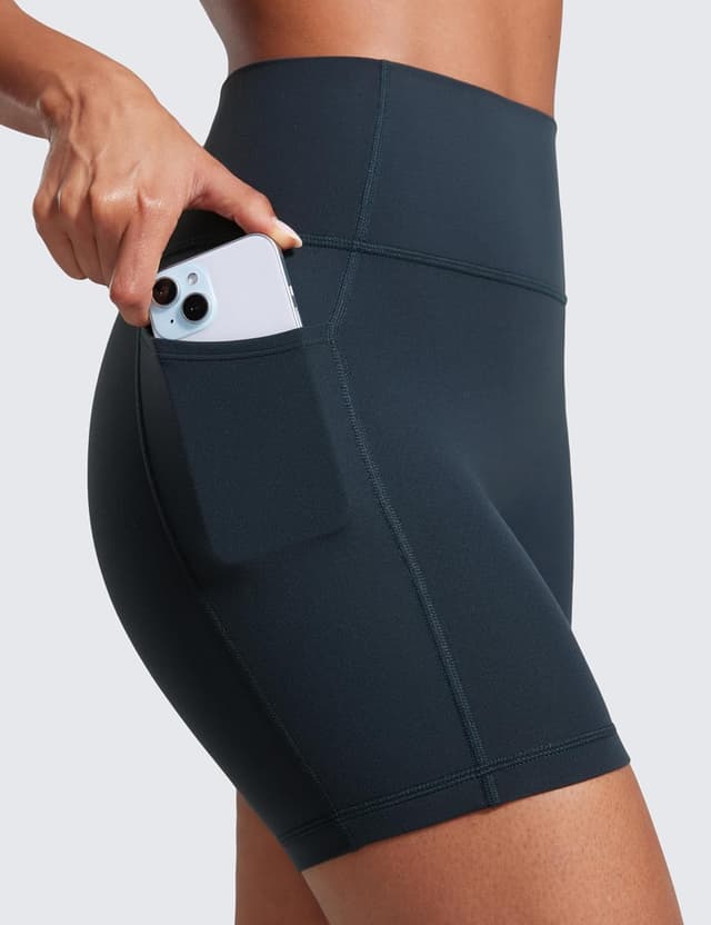 Detalle de CRZ YOGA Butterlift Short taille haute 13 cm pour femmes, avec poches et effet lifting