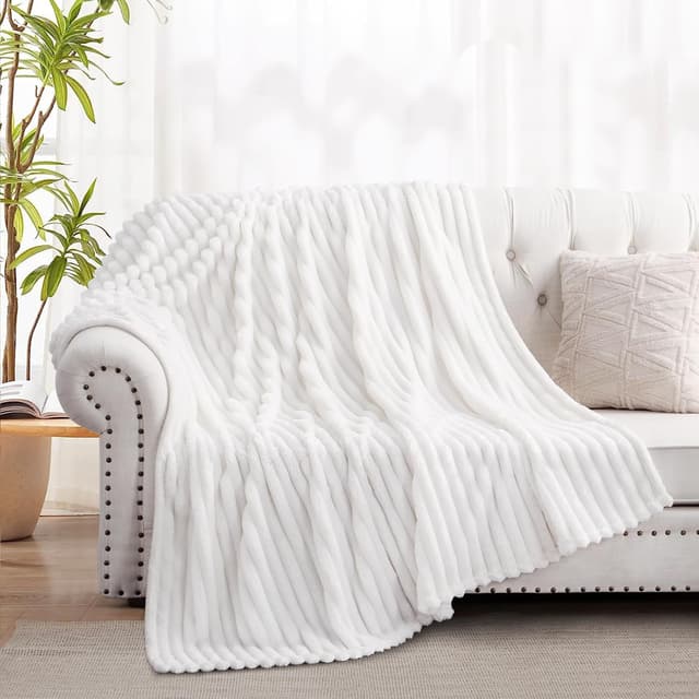 Detalle 2 de RUIKASI Fleece Throw Blanket for Sofa (150x200cm) – Double Fluffy White Ribbed Sofa & Bed Throw