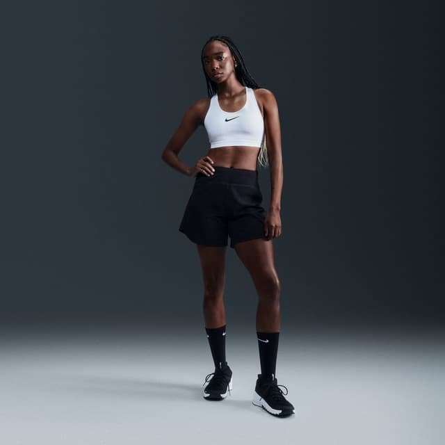 Detalle de Nike Swoosh High Support: top de mujer de sujeción deportiva para alto impacto
