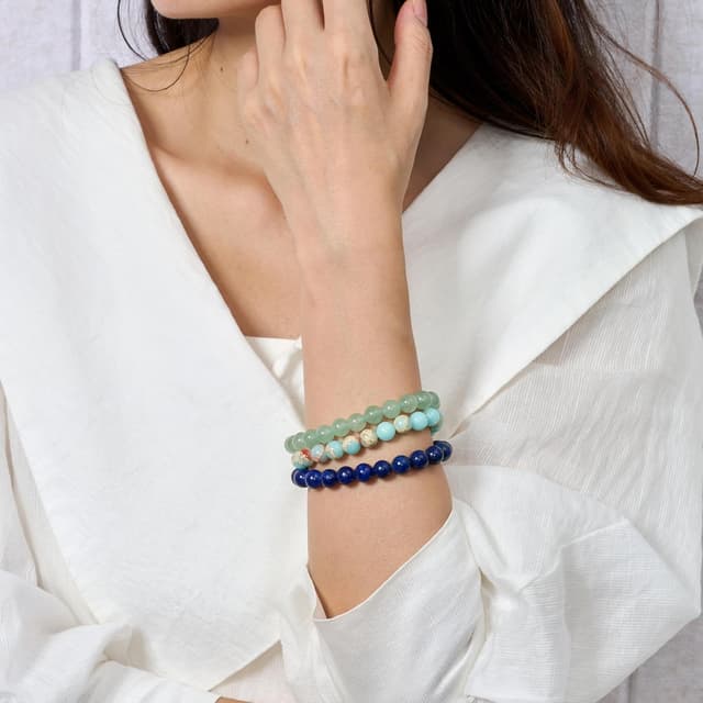 Detalle de Set Bivei da 3 bracciali con pietre naturali: lizardite, green aventurine e lapis lazuli, elastici e fatti a mano