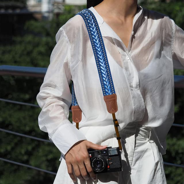 Detalle de Padwa Lifestyle Speed Blue Camera Strap – 1.5" soft cotton rope weave strap with crazy horse cowhide ends