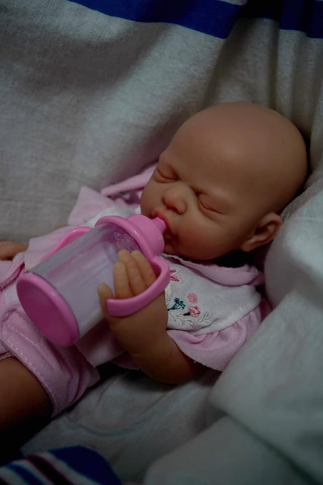 Detalle 1 de MYREBABY 12" Lifelike Reborn Baby Doll (Full Silicone) with Clothes Set & Feeding Accessories