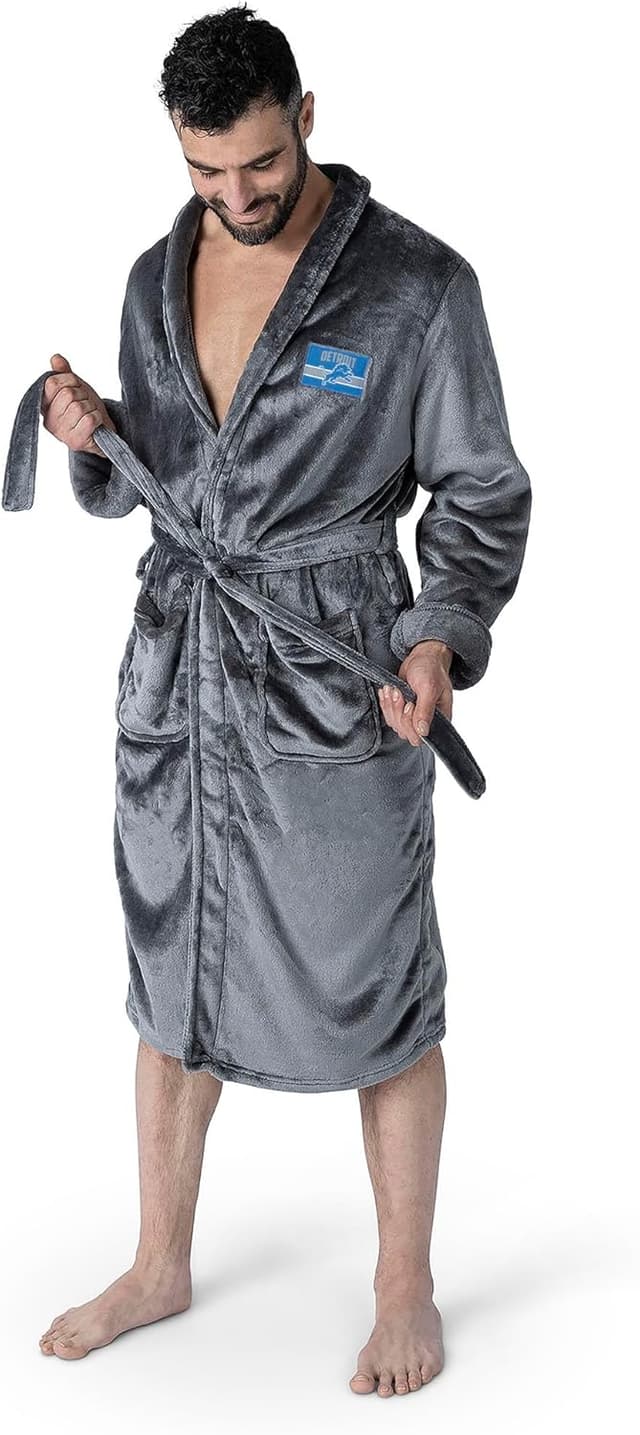 Detalle 2 de Northwest NFL Detroit Lions Silk Touch Bath Robe (Large/X-Large) in Rollout Charcoal