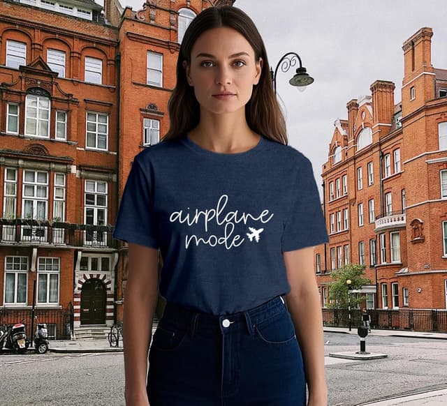 Detalle 2 de Qskall women’s travel-themed “Airplane Mode” T-shirt with relaxed fit