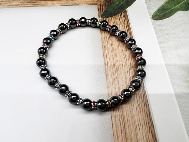 Detalle 2 de Apocalyptic-K Magnetarmband mit Hämatit-Magnetperlen und Strasssteinen (6/8 mm) – für Damen & Herren