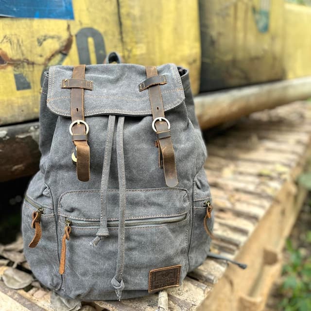 Detalle de AUGUR High Capacity Canvas Vintage Backpack for 12–17 inch laptops