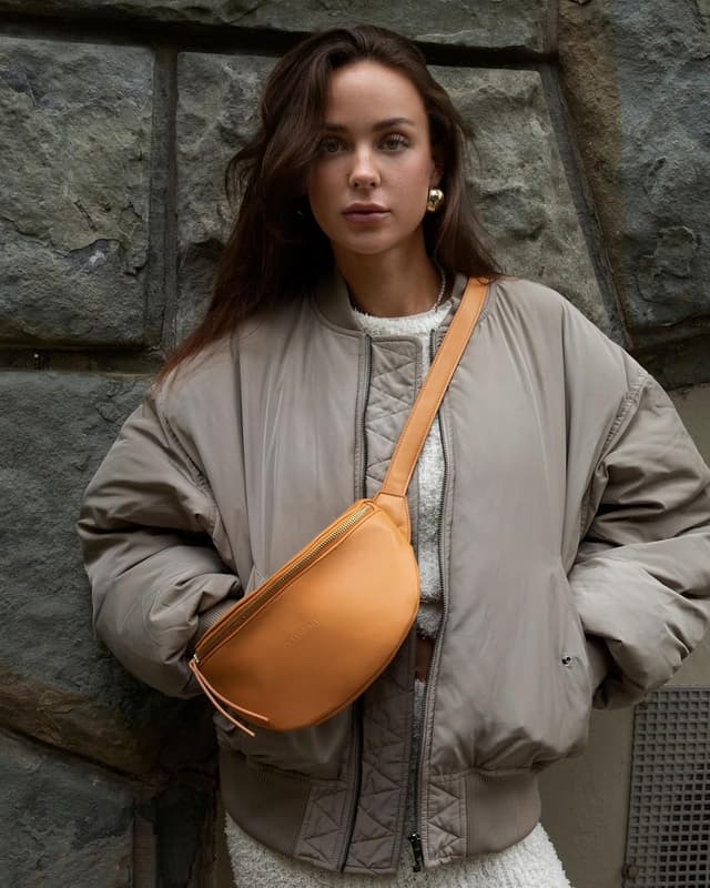 Thumbnail 6 de Expatrié Alice Small Damen-Bauchtasche in Orange – wasserabweisende Gürteltasche aus veganem Leder mit verstellbarem Riemen