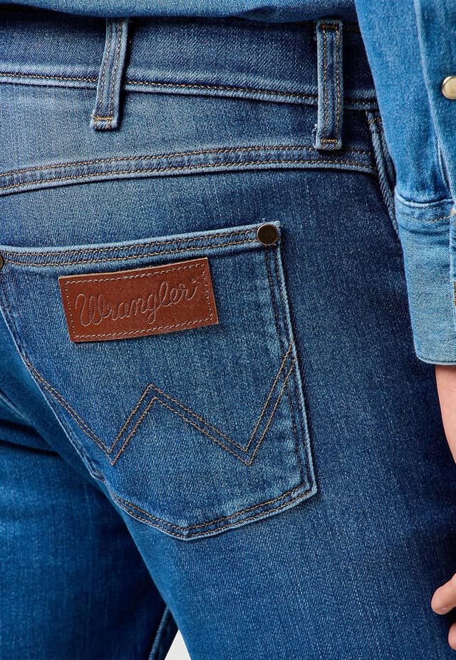 Detalle de Wrangler Greensboro Regular Fit Straight Jeans (Medium Stretch) W30–W42