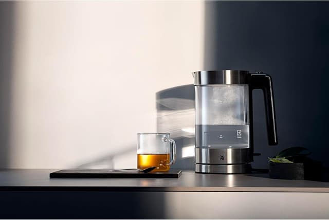 Detalle 2 de WMF Lono Glas-Wasserkocher mit Kalkfilter (1,7 Liter, 3000 Watt) – kabellos, mattierter Edelstahl