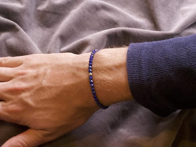 Detalle 2 de BERGERLIN Echtes Naturstein-Perlenarmband aus Lapislazuli mit 925-Silberperle & Echtheitszertifikat – Unisex