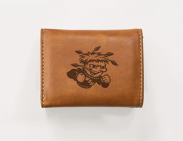 Detalle de NCAA Rico Industries Laser Engraved Trifold Wallet (Brown) with Team Logo