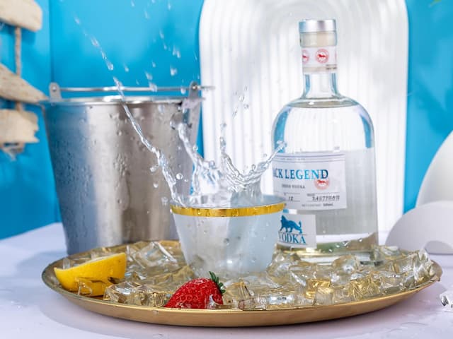 Detalle de Hioasis 200Pcs Clear Plastic Cups with Gold Trim (9OZ), BPA-Free Disposable Party Cups